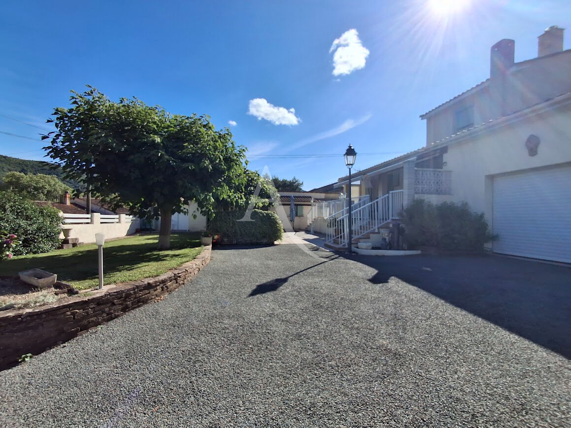 Le POUJOL SUR ORB Villa avec jardin, garage , piscine et dépendances