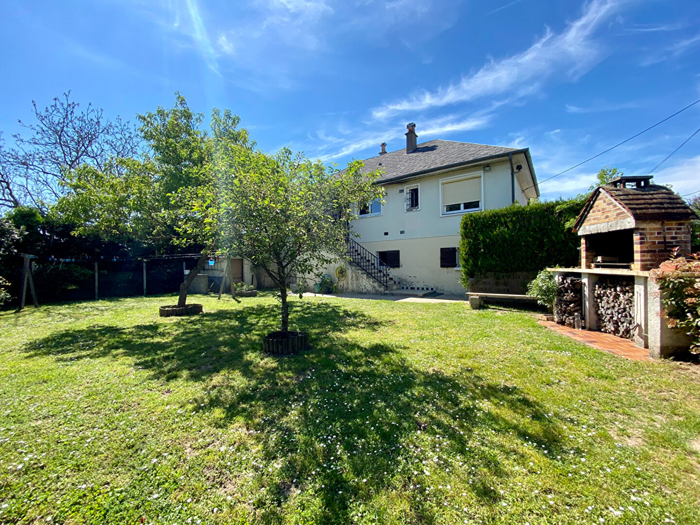 Maison sur sous-sol dans un hameau calme