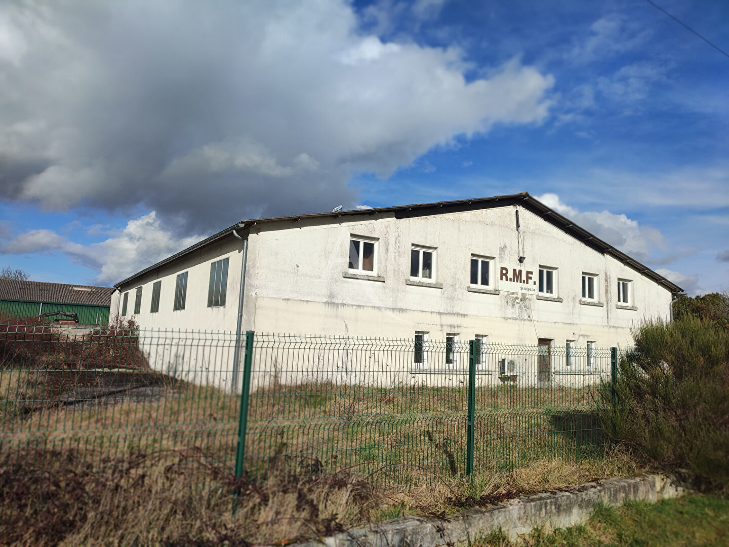 Proche LAMOTTE BEUVRON bâtiment de 660m²