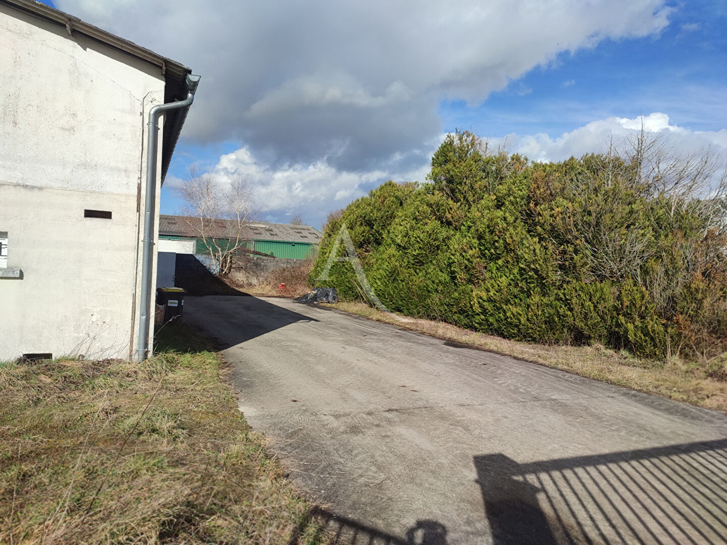 Photo Proche LAMOTTE BEUVRON bâtiment de 660m² image 2/5