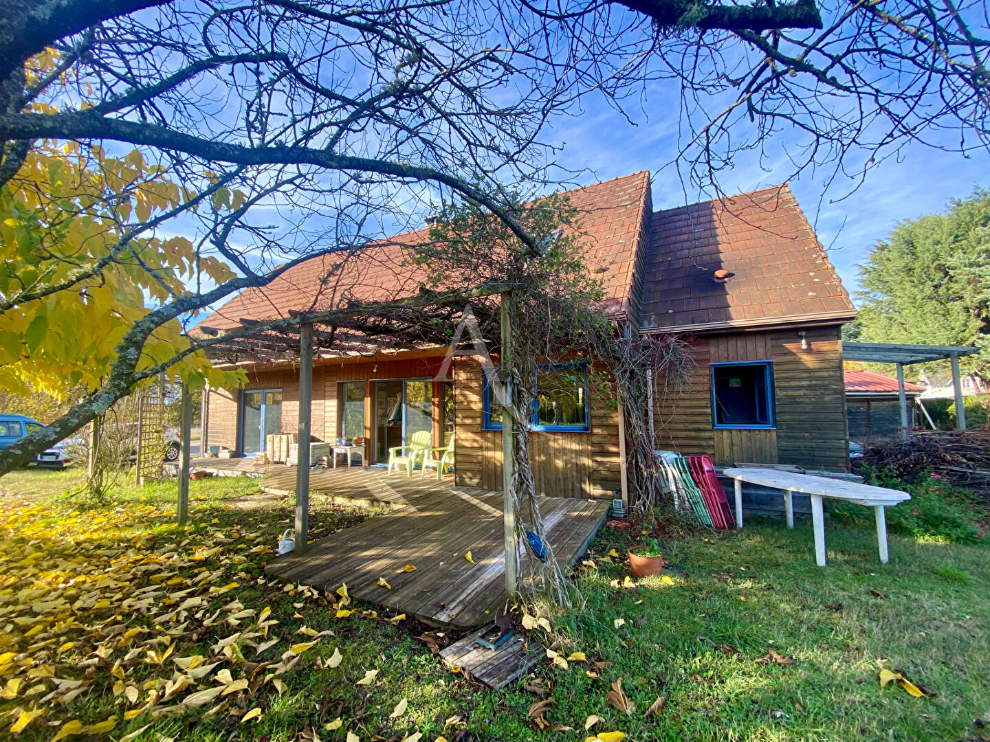 Exclusivité - Maison en bois à Fresnes, proche Contres et à 20 minutes de Blois ?  En exclusivité, découvrez cette charmante maison à Fresnes, idéalement située à seulement quelques minutes de Contres et à 20 minutes de Blois. Construite dans les années 2