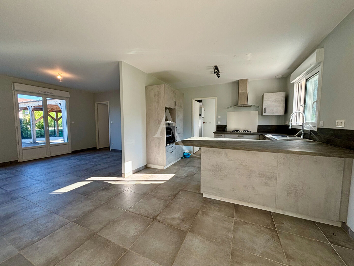 Photo Maison de plain pied récente avec dependances image 3/6