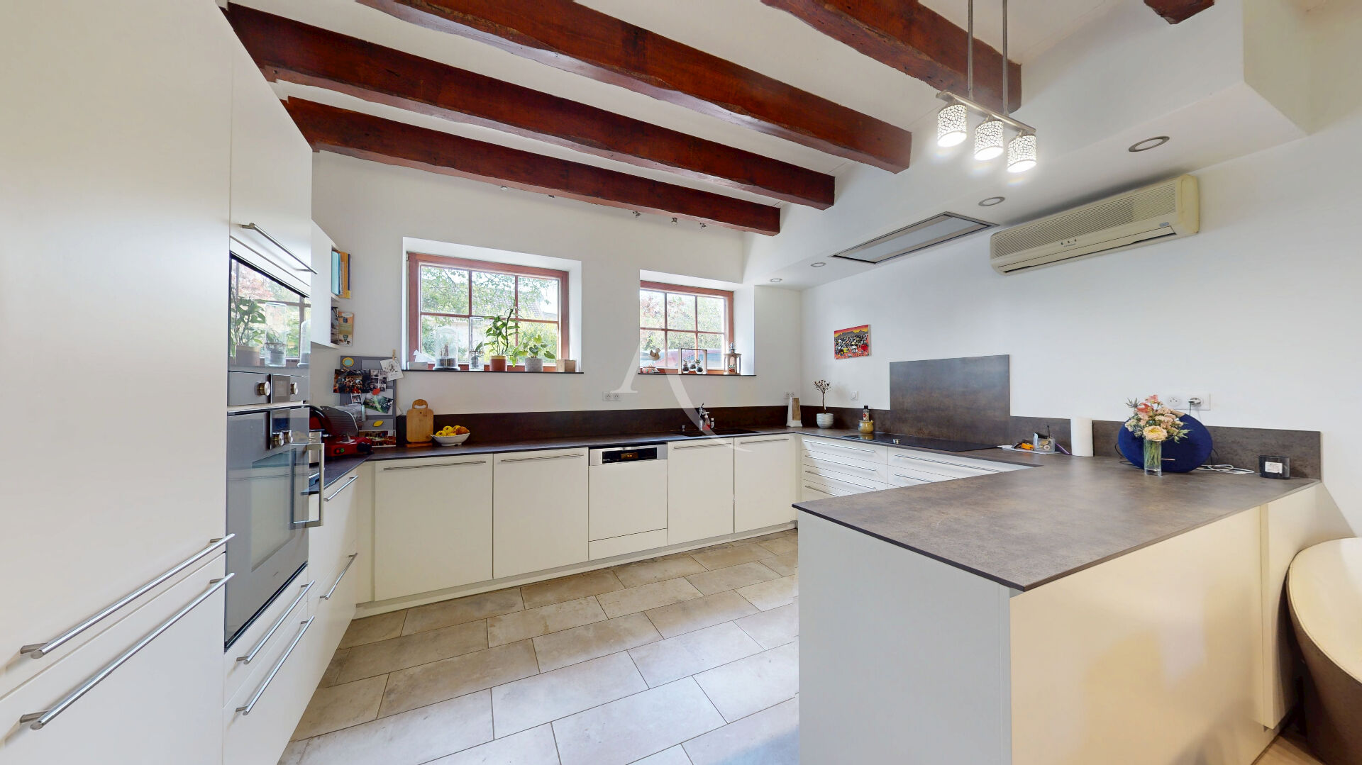 Photo Maison 7 pièce(s) 215 m2 image 2/6