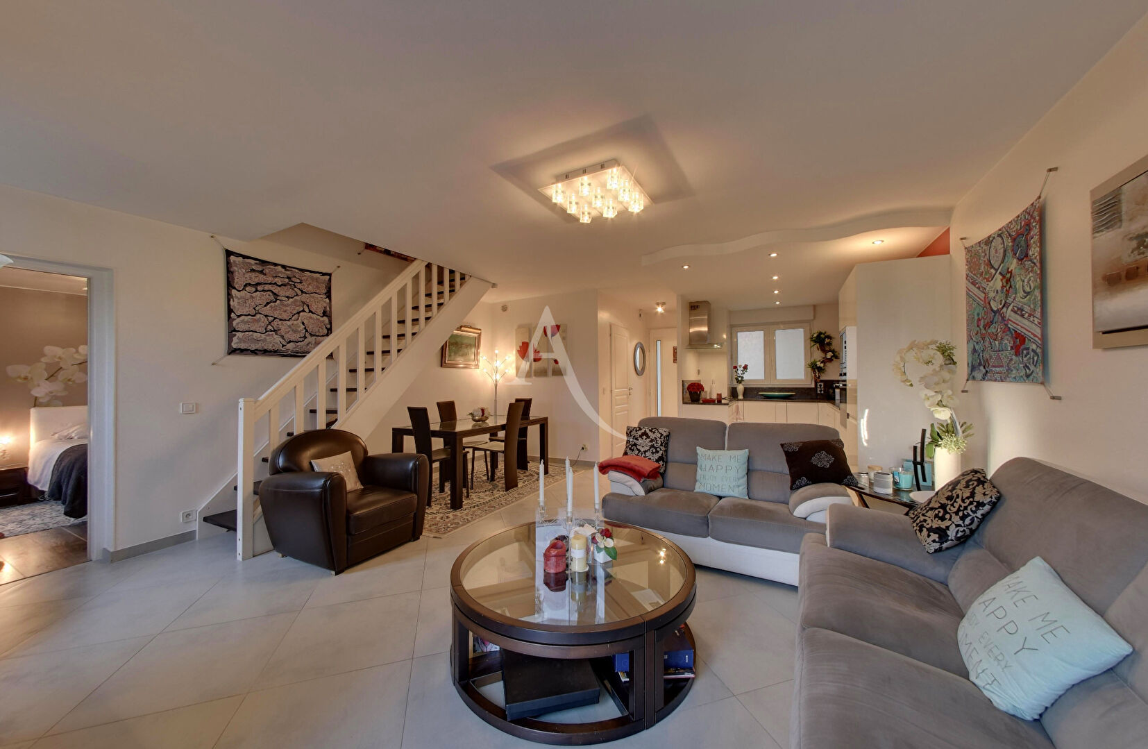 Appartement TRIPLEX CHEVRY COSSIGNY - 4 pièces 82 m2 avec garage et jardin.