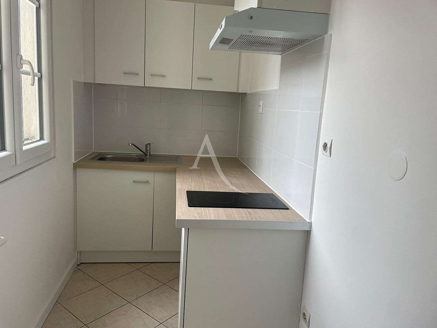 Photo A LOUER STUDIO-24.89 M² image 3/4