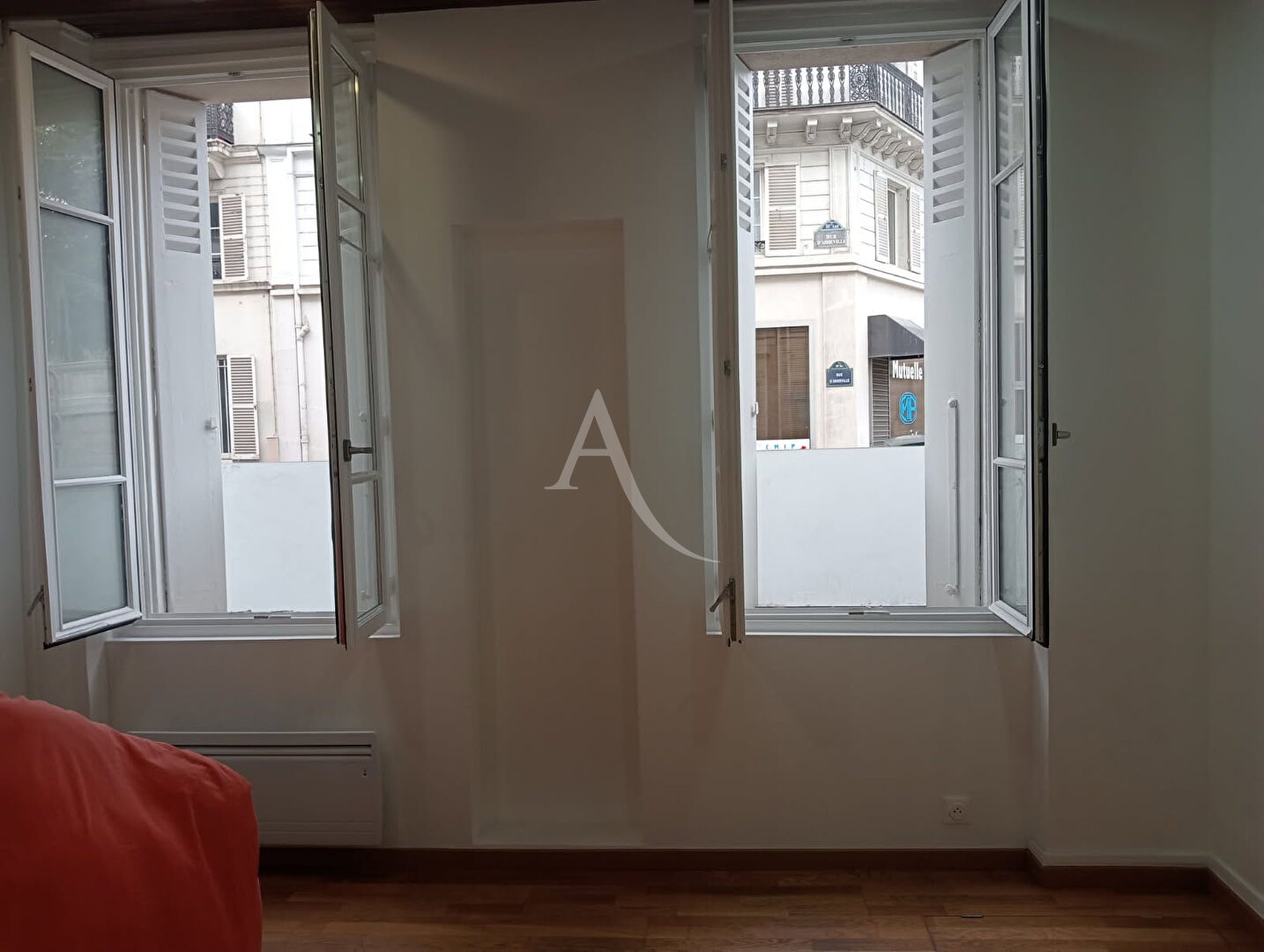 LOCAUX PROFESSIONNELS 34.40M² A LOUER PARIS 10