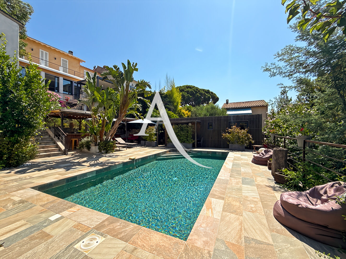 Photo Co-Exclusivité - CANNES - VILLA FAMILIALE 200m² AVEC PISCINE ET 3 DÉPENDANCES À 5 MINUTES DE LA CROISETTE image 2/6