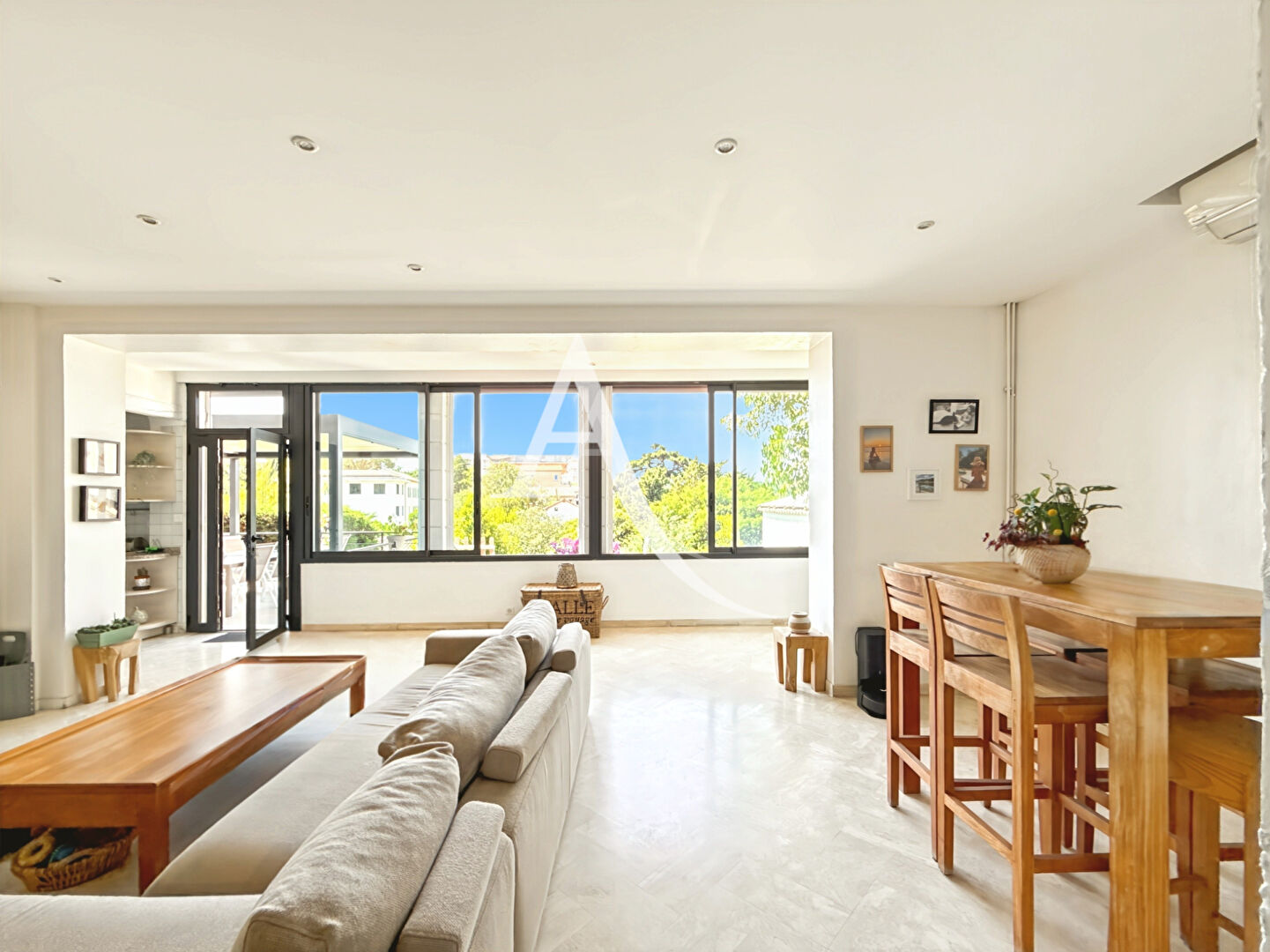 Photo Co-Exclusivité - CANNES - VILLA FAMILIALE 200m² AVEC PISCINE ET 3 DÉPENDANCES À 5 MINUTES DE LA CROISETTE image 5/6