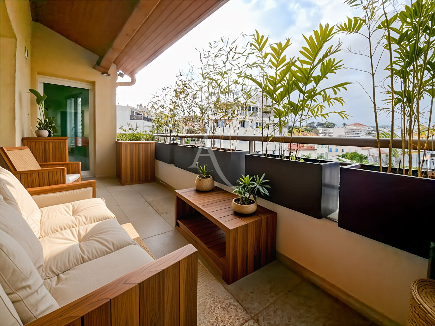 Cannes - 3 Pièces rénové  -  Dernier étage  -  Terrasse  -  Box  -  Vue dégagée