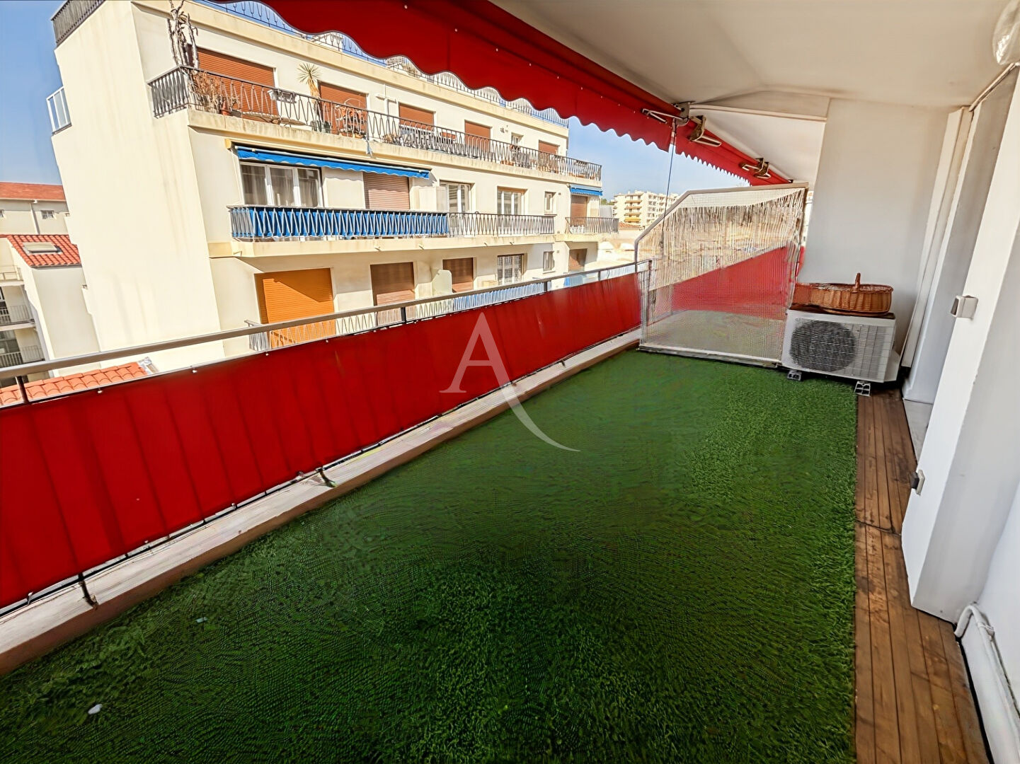 Studio Cannes 1 pièce 28 m2 avec une grande terrasse.