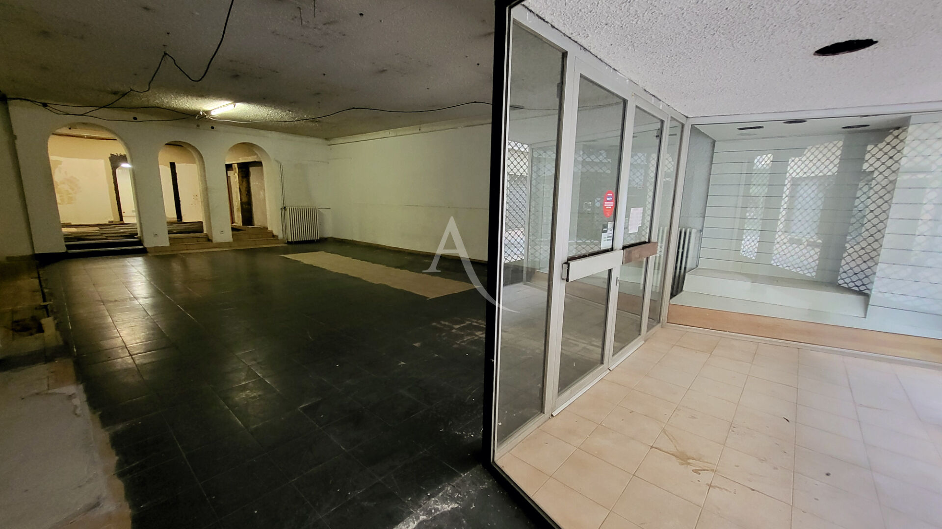 Photo LOCAL DEUX ENTREES EN CENTRE VILLE DE CARCASSONNE image 2/6