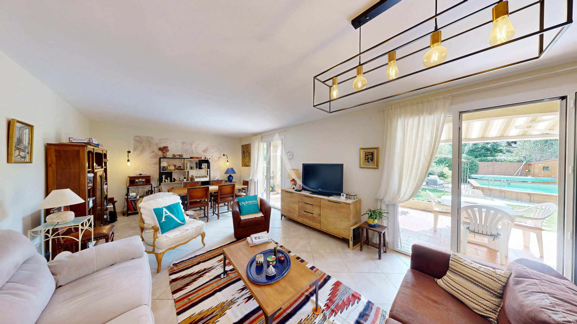 Maison à Carcassonne avec garage, jardin et piscine.