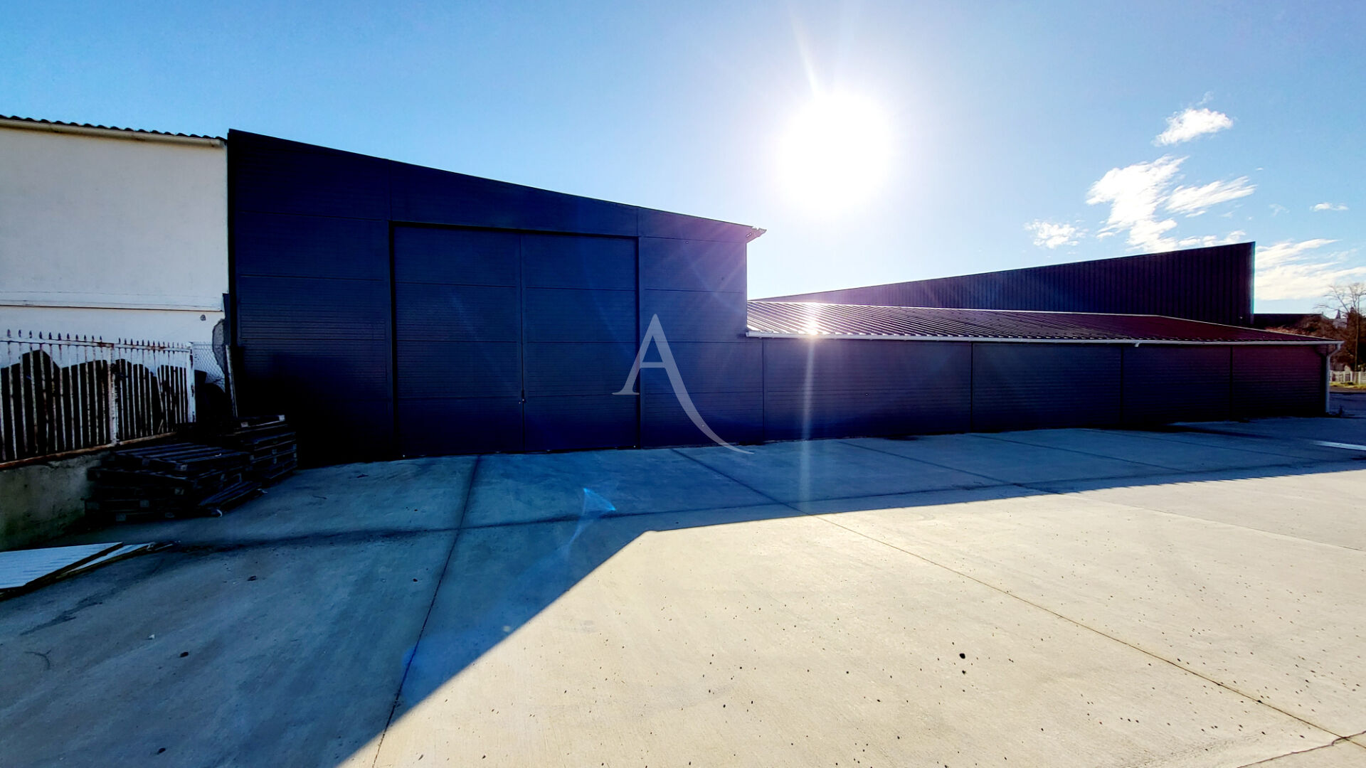 ENTREPOT ET PARKING DANS ZONE ARTISANALE A CARCASSONNE