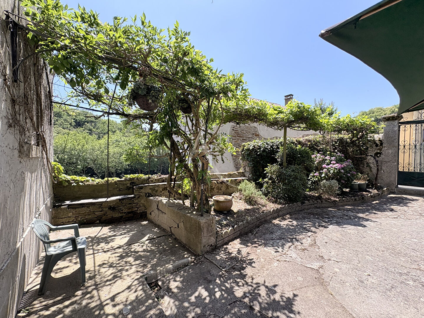 Photo Cuxac Cabardes, Grande maison de village Ancienne pharmacie image 3/6