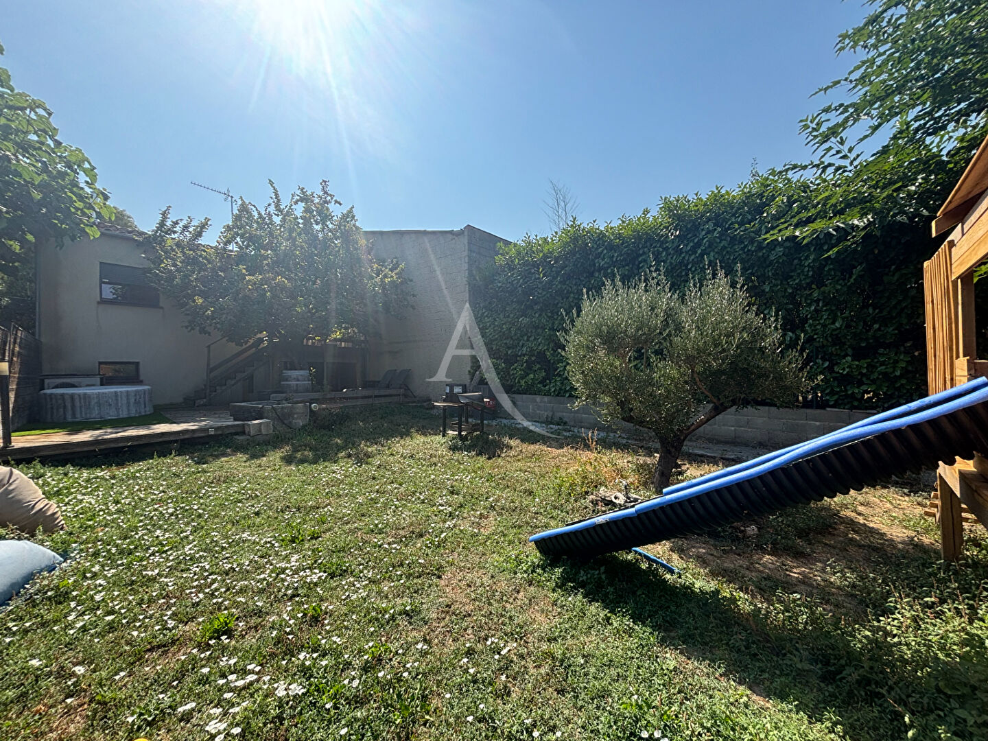 Proche CARCASSONNE, Maison de caractère rénovée avec garage et jardin