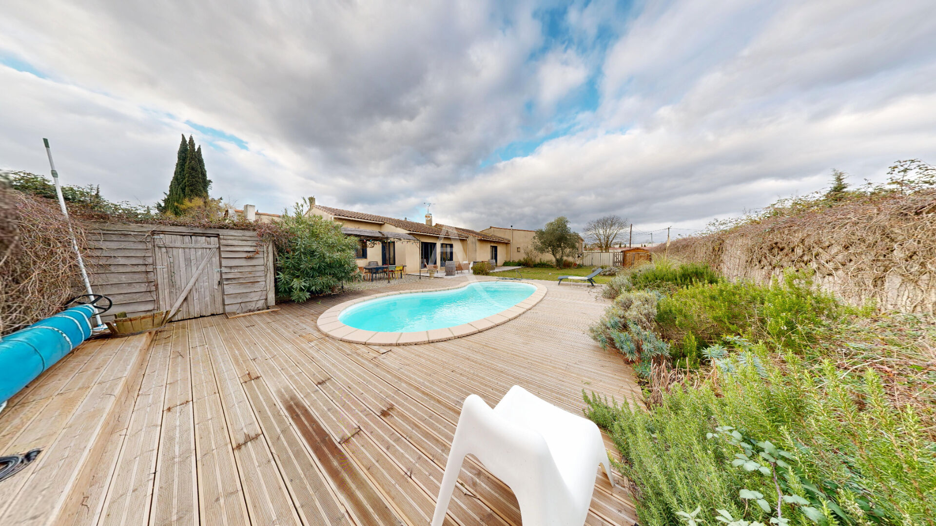 Maison de plain pied proche CARCASSONNE avec piscine et garage.