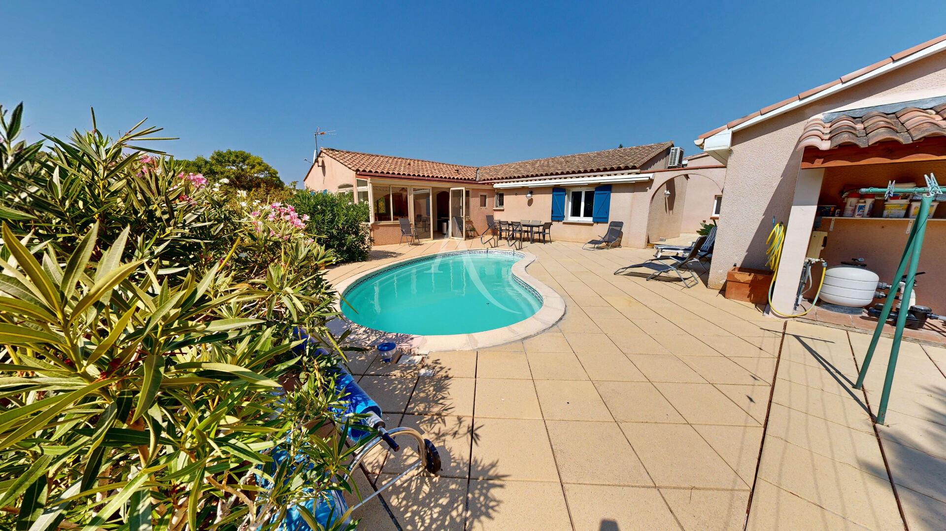 Proche de CARCASSONNE, Maison de plain pied, Dépendance et piscine.
