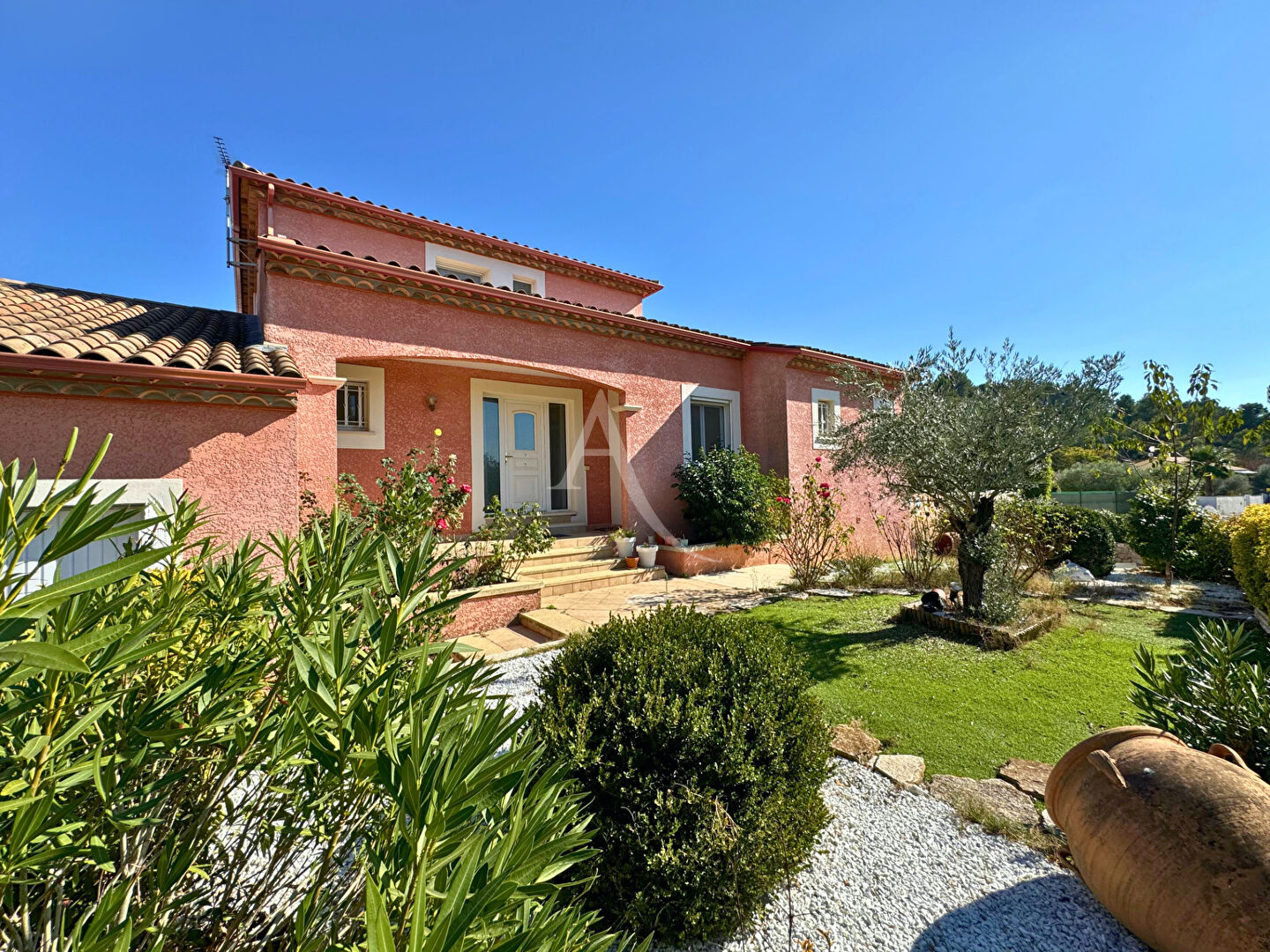 Villa de bon standing, au calme !