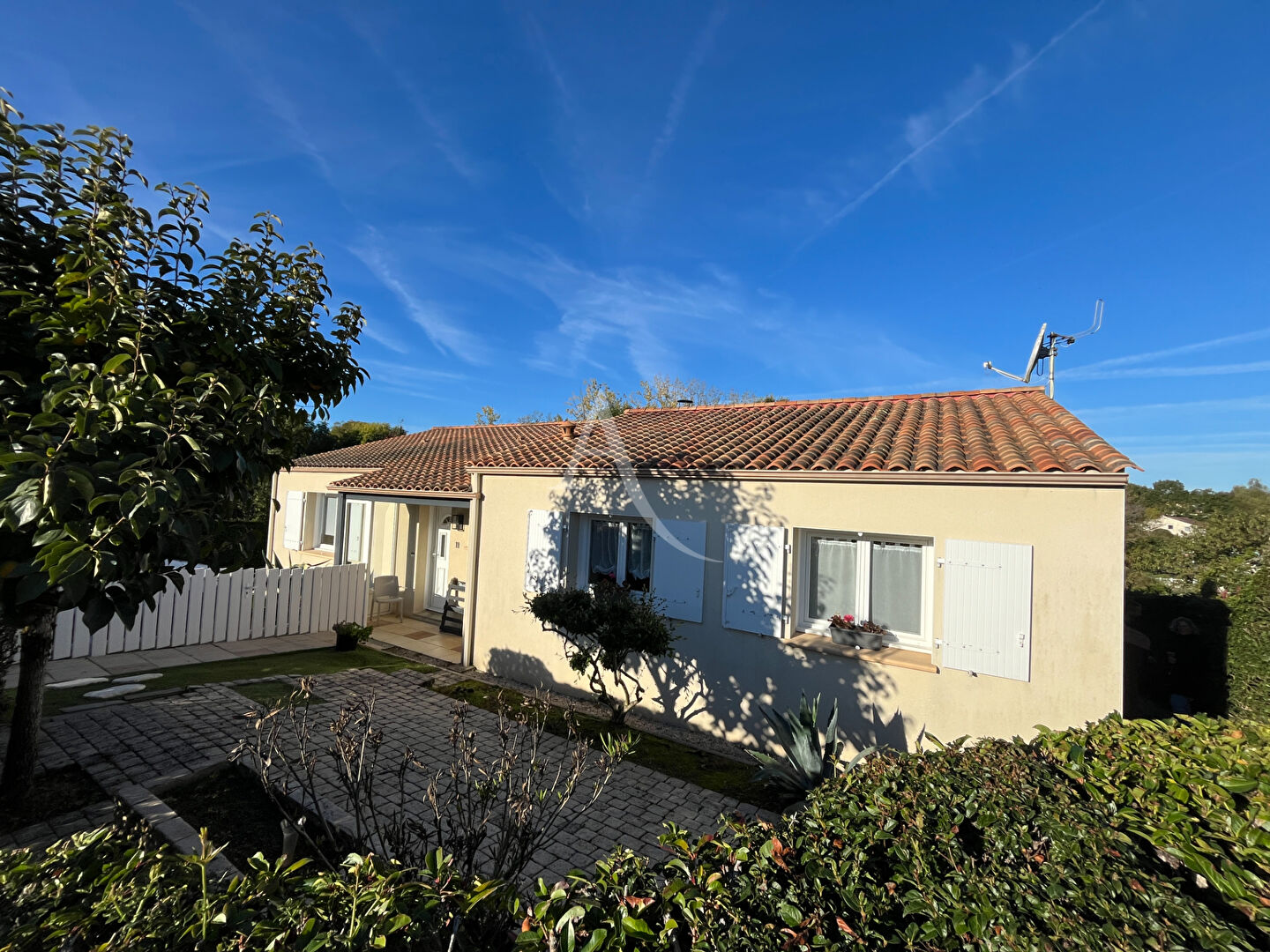 Maion  LE CHAMP SAINT PERE trois chambres.