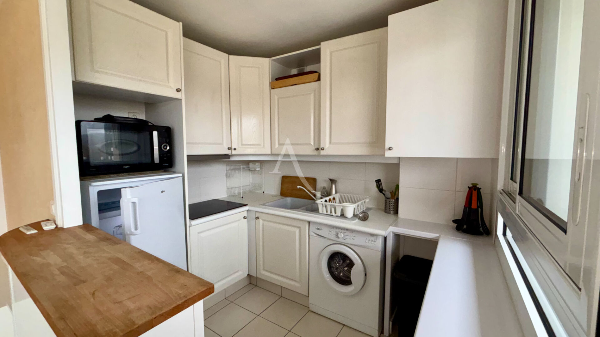 Photo TRES BEAU 2 PIECES MEUBLE DERNIER ETAGE CALME SANS VIS A VIS image 3/6