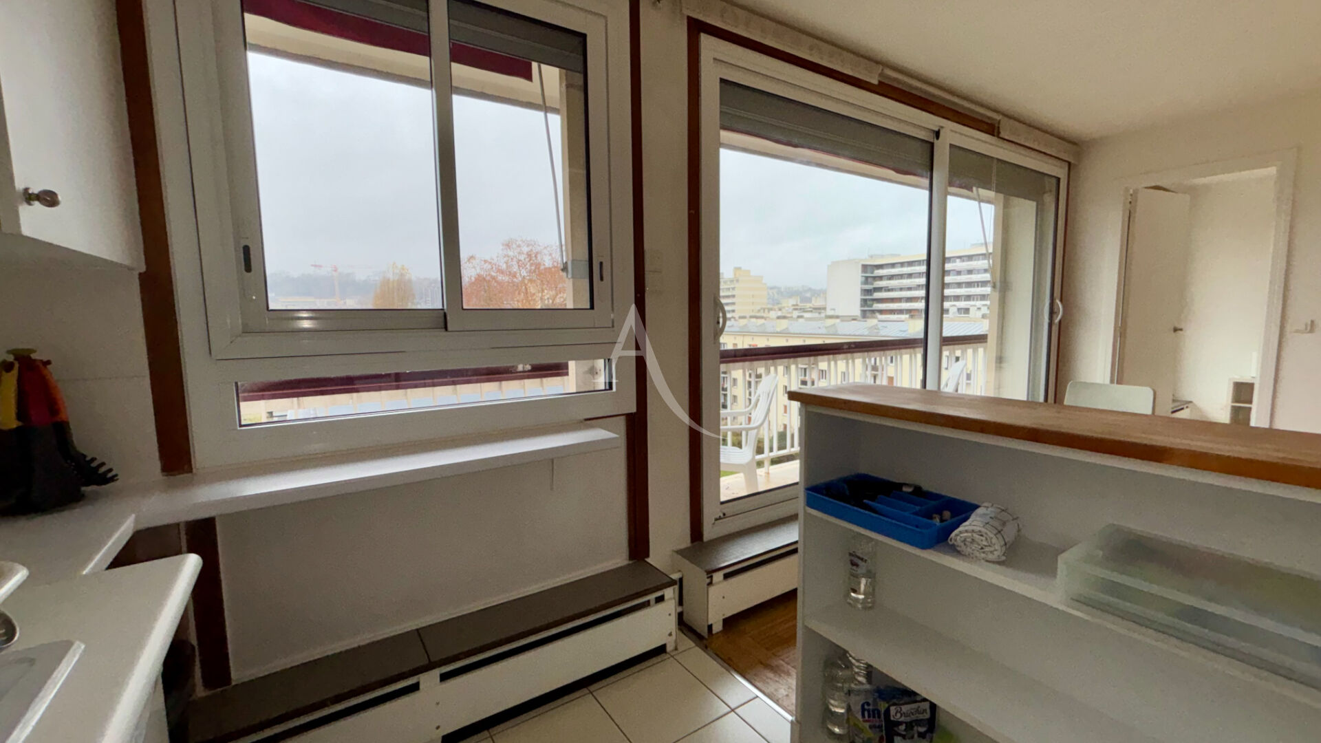 Photo TRES BEAU 2 PIECES MEUBLE DERNIER ETAGE CALME SANS VIS A VIS image 4/6