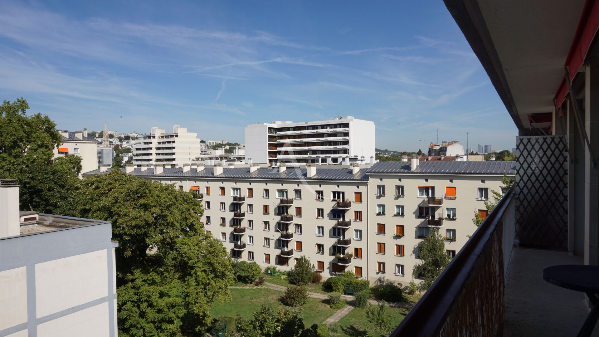 Photo TRES BEAU 2 PIECES MEUBLE DERNIER ETAGE CALME SANS VIS A VIS image 5/6