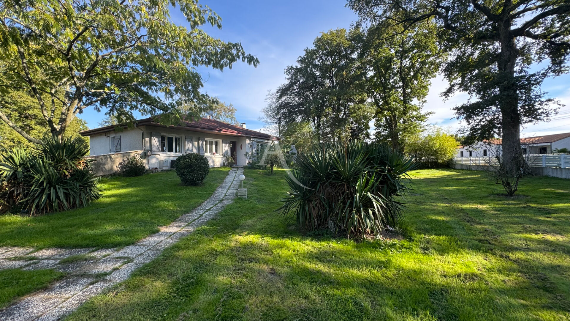 Agence immobilière de 
 L'ADRESSE LABEL IMMO 85 - L'adresse La Roche sur Yon St André d'Ornay 
