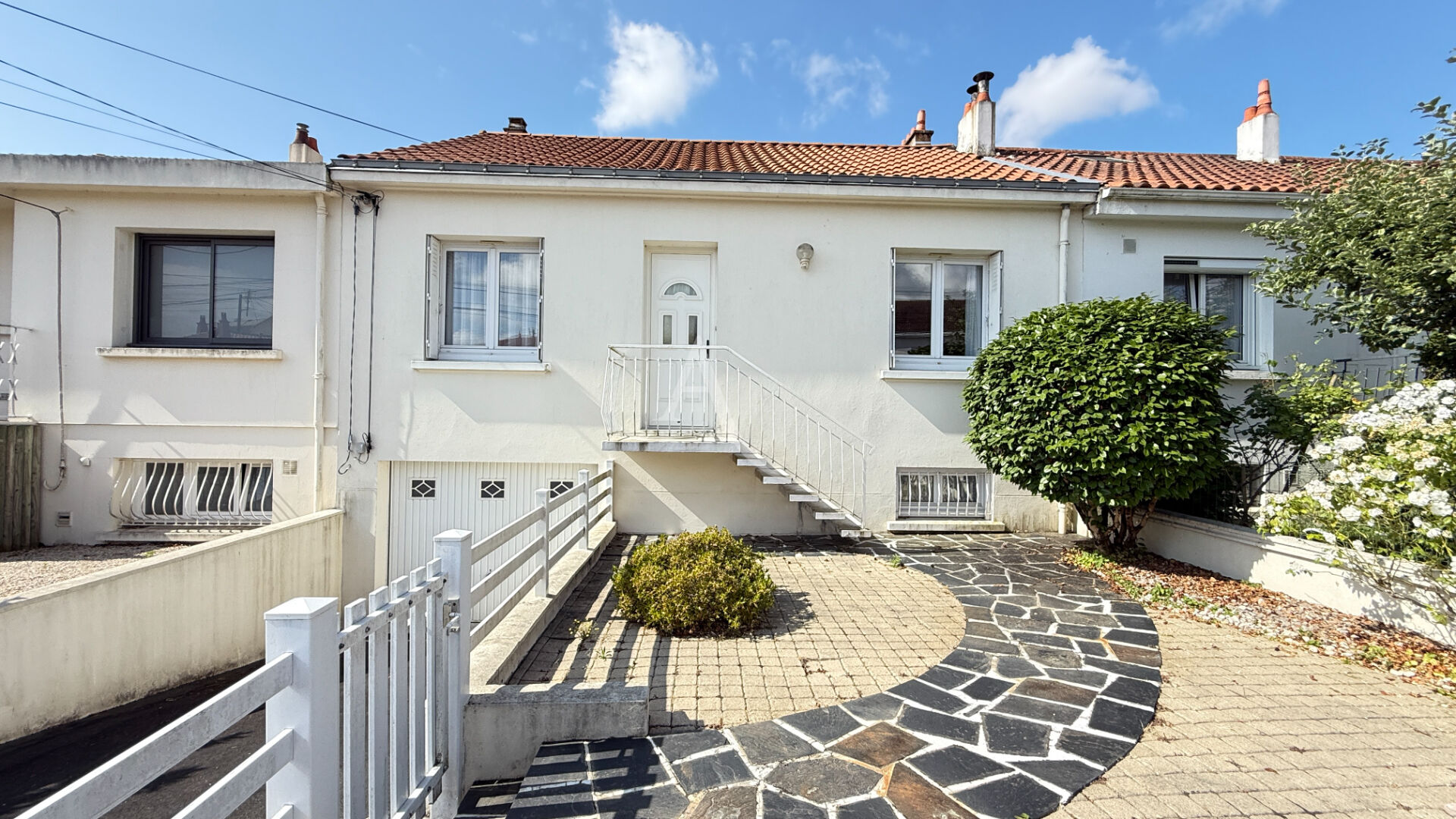 Agence immobilière de 
 L'ADRESSE LABEL IMMO 85 - L'adresse La Roche sur Yon St André d'Ornay 

