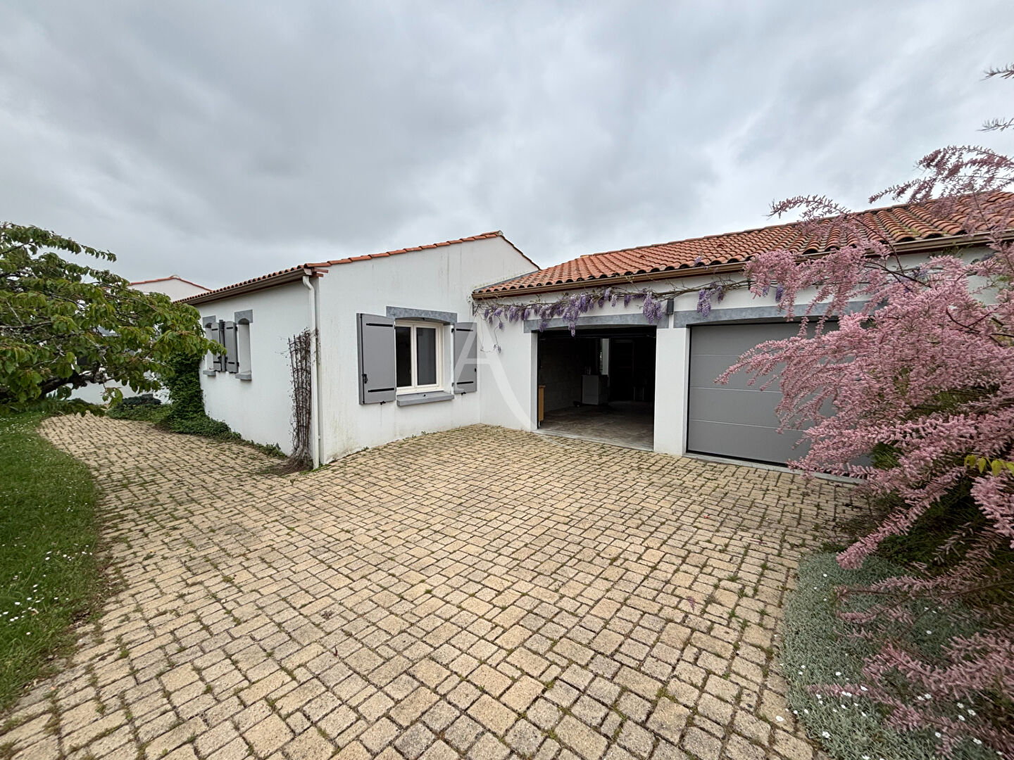 Agence immobilière de 
 L'ADRESSE LABEL IMMO 85 - L'adresse La Roche sur Yon St André d'Ornay 
