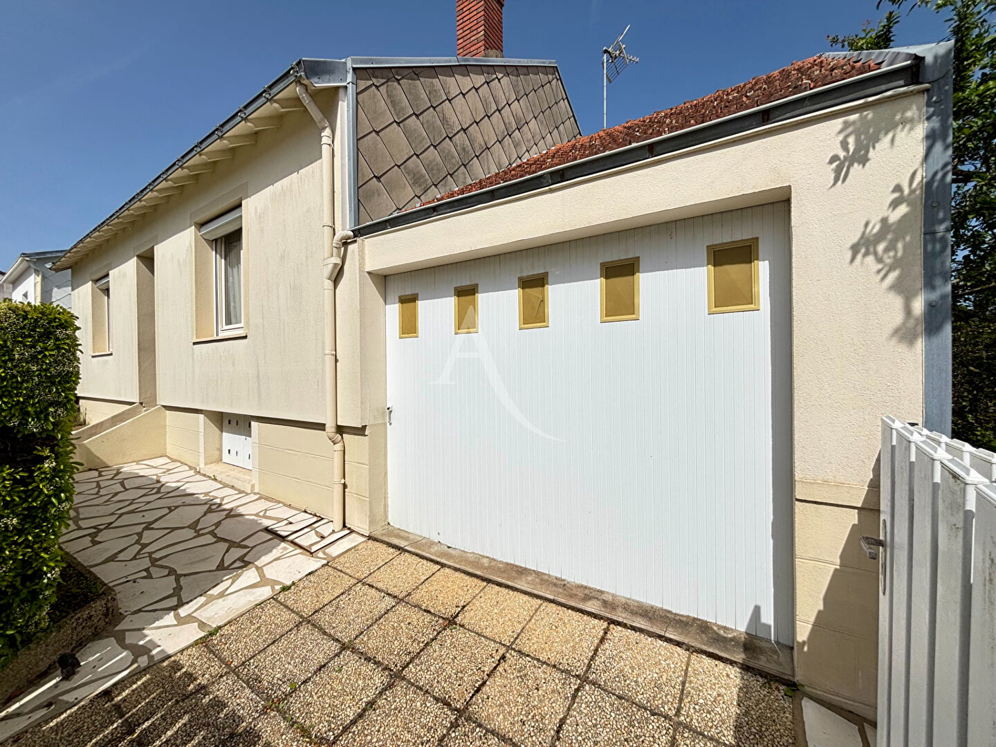 Agence immobilière de 
 L'ADRESSE LABEL IMMO 85 - L'adresse La Roche sur Yon St André d'Ornay 
