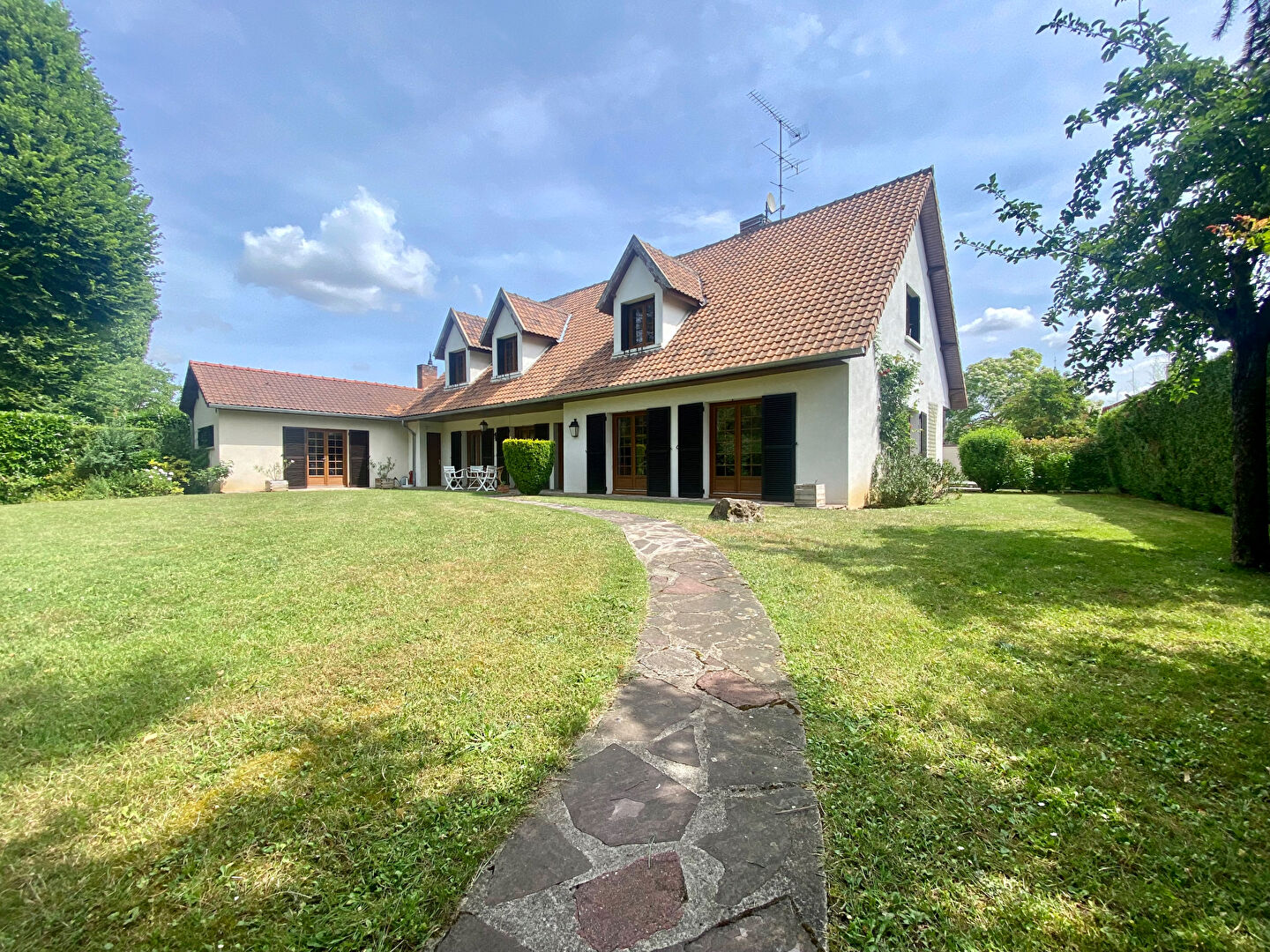 Maison à Germigny l'Evêque - 5 chambres - piscines - 2 dépendances et jardin de 1118 m2