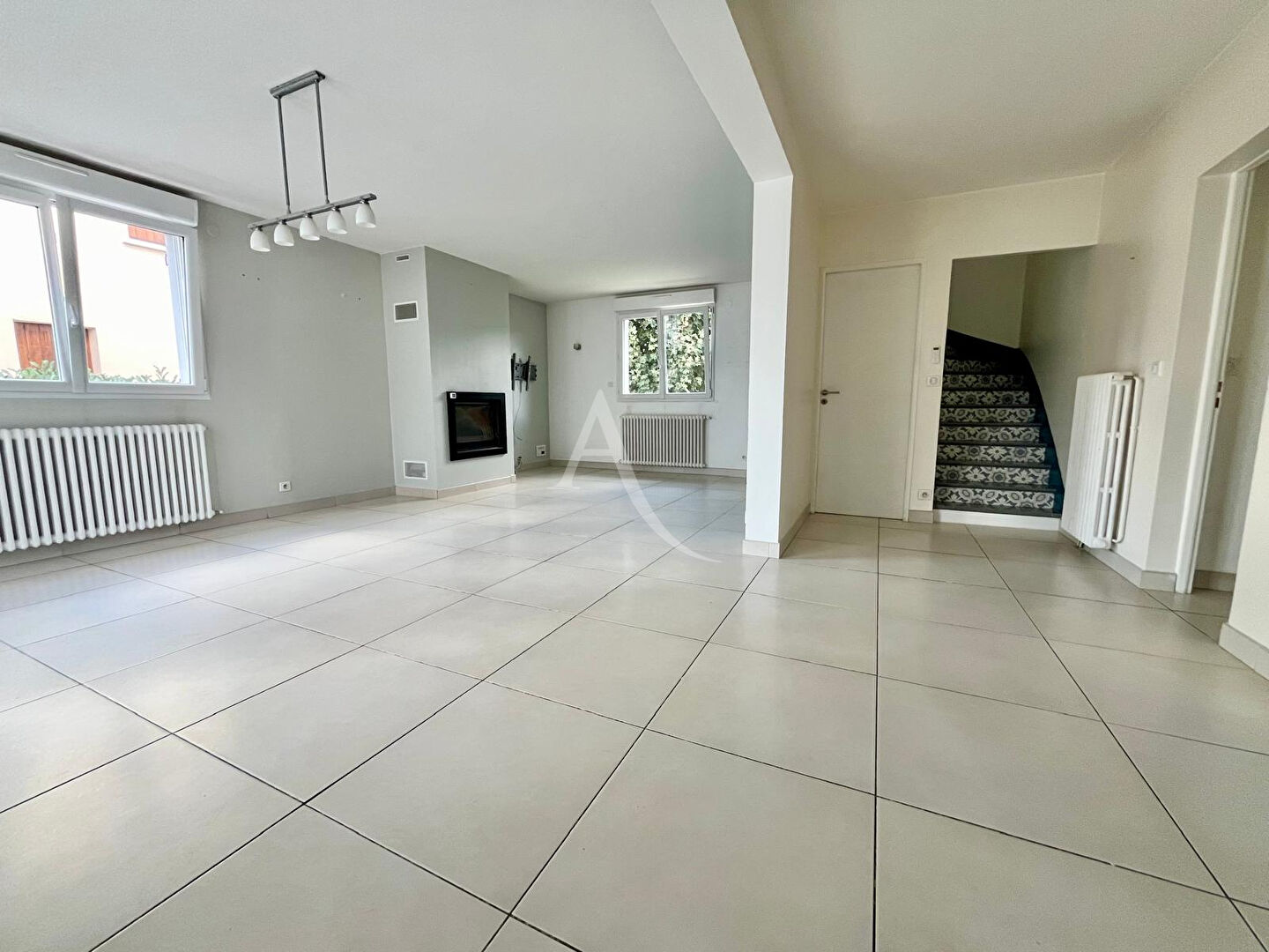 Photo Superbe maison dans le coeur de ville de Meaux - 5 chambres - sous-sol total - jardin 1160 m2 image 3/6