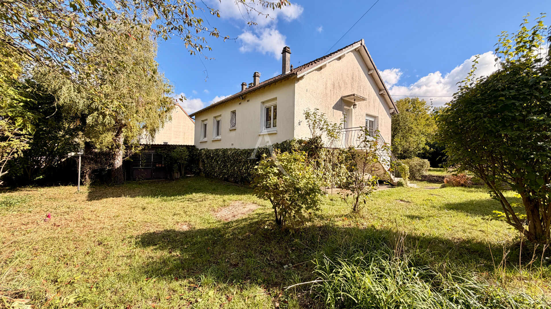 Photo Maison à Meaux avec jardin de 1500 m2 - POSSIBILITE DE DIVISION DE TERRAINS - proche commerces et écoles - Maison 3 chambres (potentiel 5 chambres) - sous-sol total et grenier aménageable image 1/6