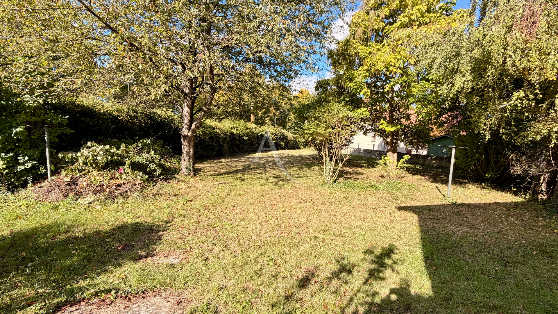 Photo Maison à Meaux avec jardin de 1500 m2 - POSSIBILITE DE DIVISION DE TERRAINS - proche commerces et écoles - Maison 3 chambres (potentiel 5 chambres) - sous-sol total et grenier aménageable image 5/6