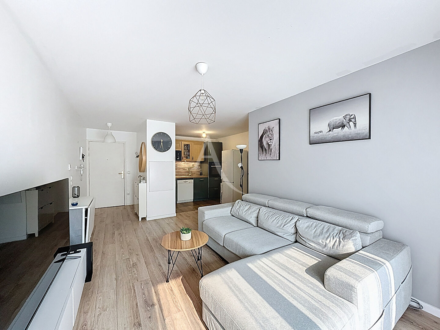 Appartement situé dans le centre ville de Meaux - à 5 minutes à pied de la gare - dans le quartier LUXEMBOURG (proche quartier du marché) - 2 chambres - jardin - une place de stationnement