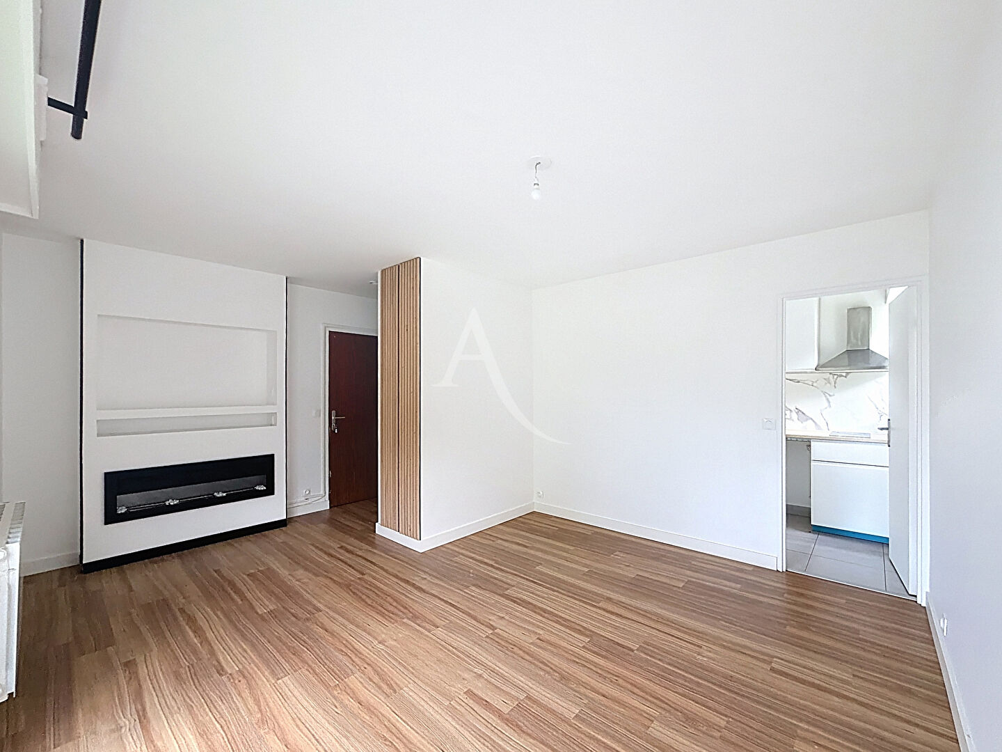 Photo Coup de coeur ! Idéal premier achat ou investissement locatif ! Studio proche gare avec place de stationnement et cellier. image 2/6