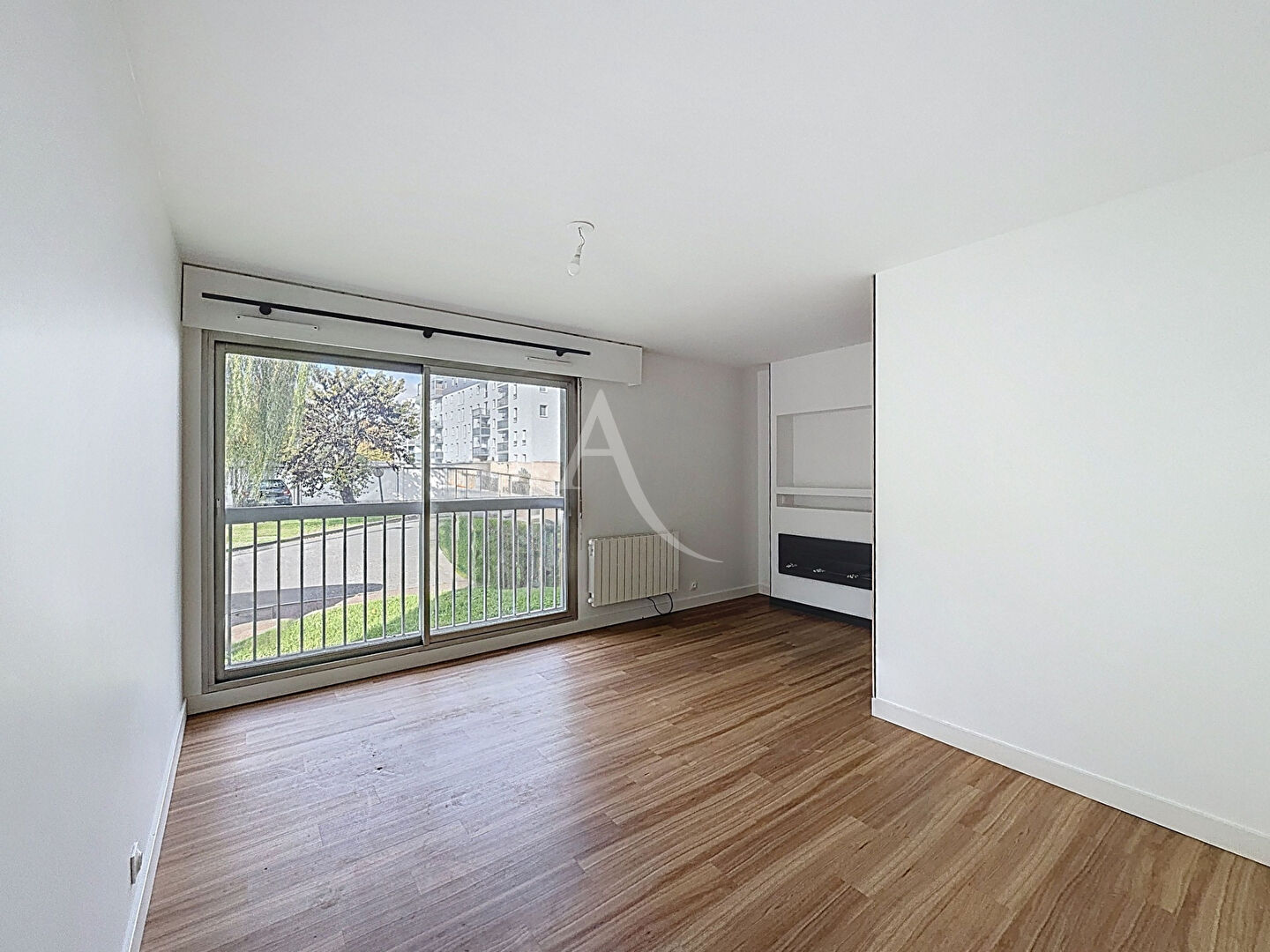 Photo Coup de coeur ! Idéal premier achat ou investissement locatif ! Studio proche gare avec place de stationnement et cellier. image 3/6