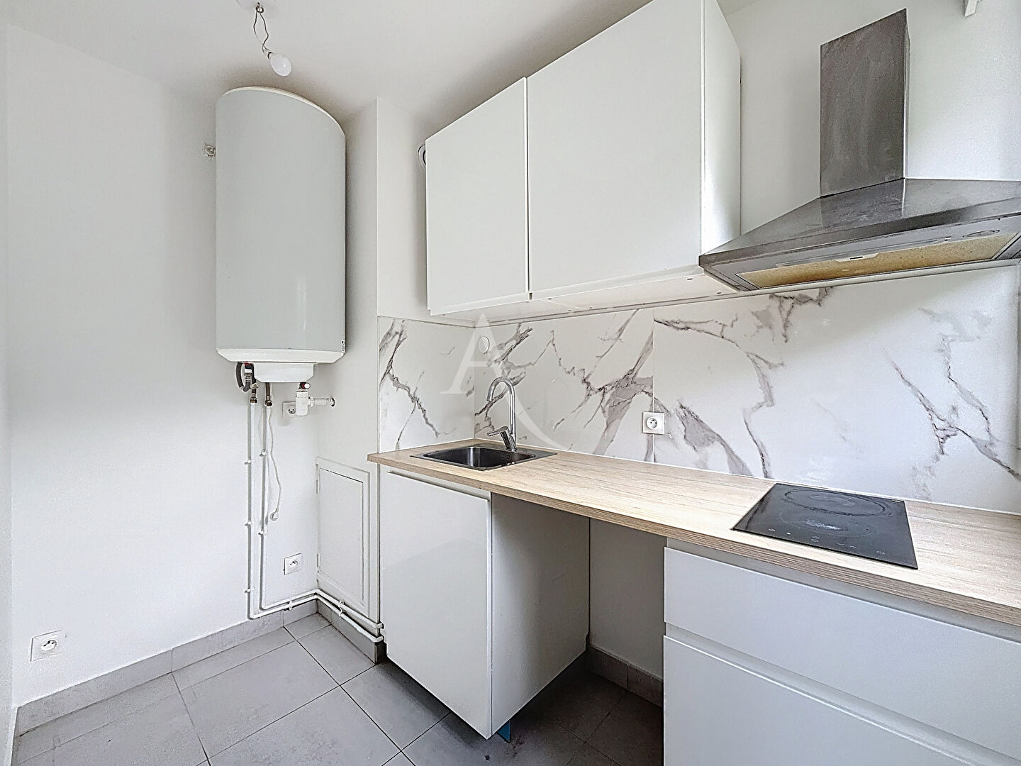 Photo Coup de coeur ! Idéal premier achat ou investissement locatif ! Studio proche gare avec place de stationnement et cellier. image 4/6