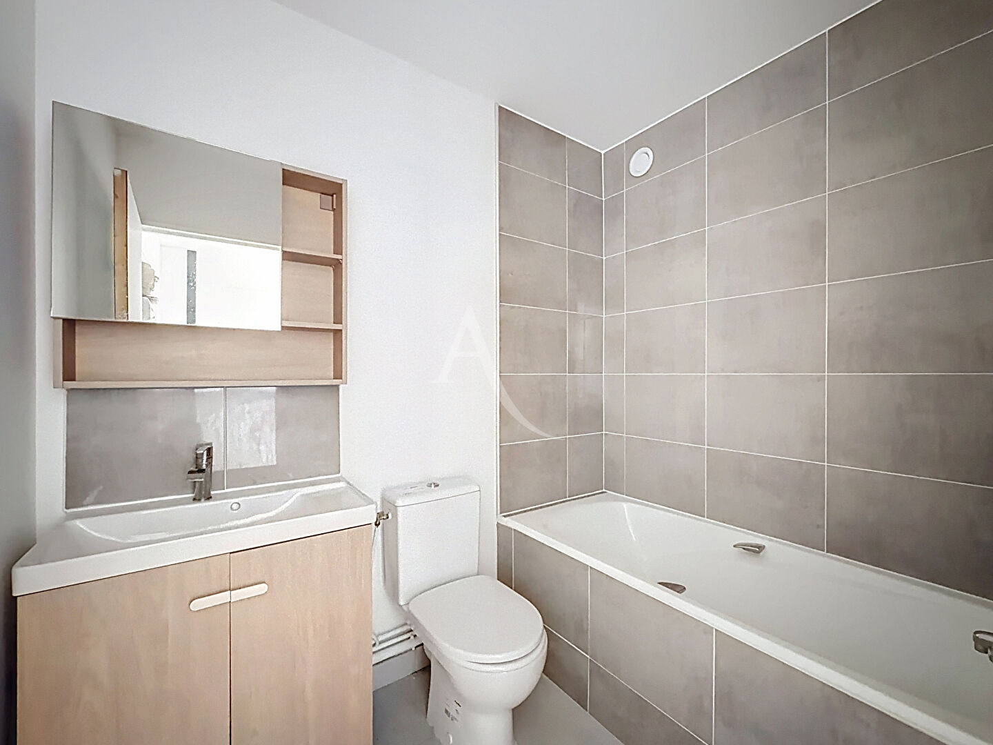 Photo Coup de coeur ! Idéal premier achat ou investissement locatif ! Studio proche gare avec place de stationnement et cellier. image 5/6