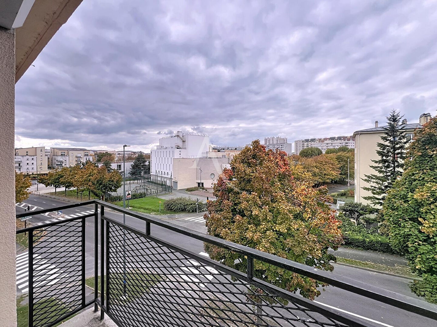 Appartement 3 pièces rénové avec balcon, cave et parking - Chelles