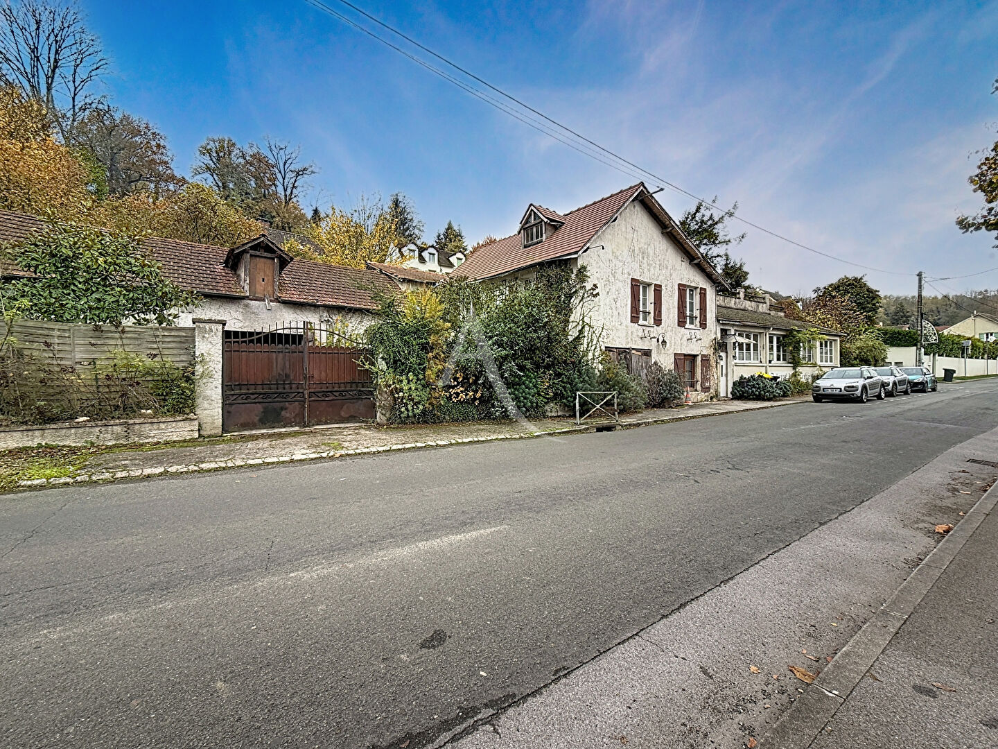 Sur la commune de Tigeaux - Maison de 270 m2 à rénover - 7 chambres - possibilité 2 salles de bains - jardin de 1500 m2 - garage - terrain indépendant de 500 m2 et grange