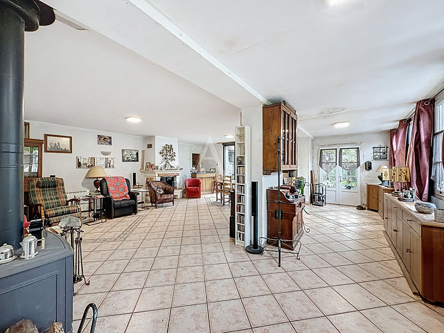 Photo Sur la commune de Tigeaux - Maison de 270 m2 à rénover - 7 chambres - possibilité 2 salles de bains - jardin de 1500 m2 - garage - terrain indépendant de 500 m2 et grange image 2/6