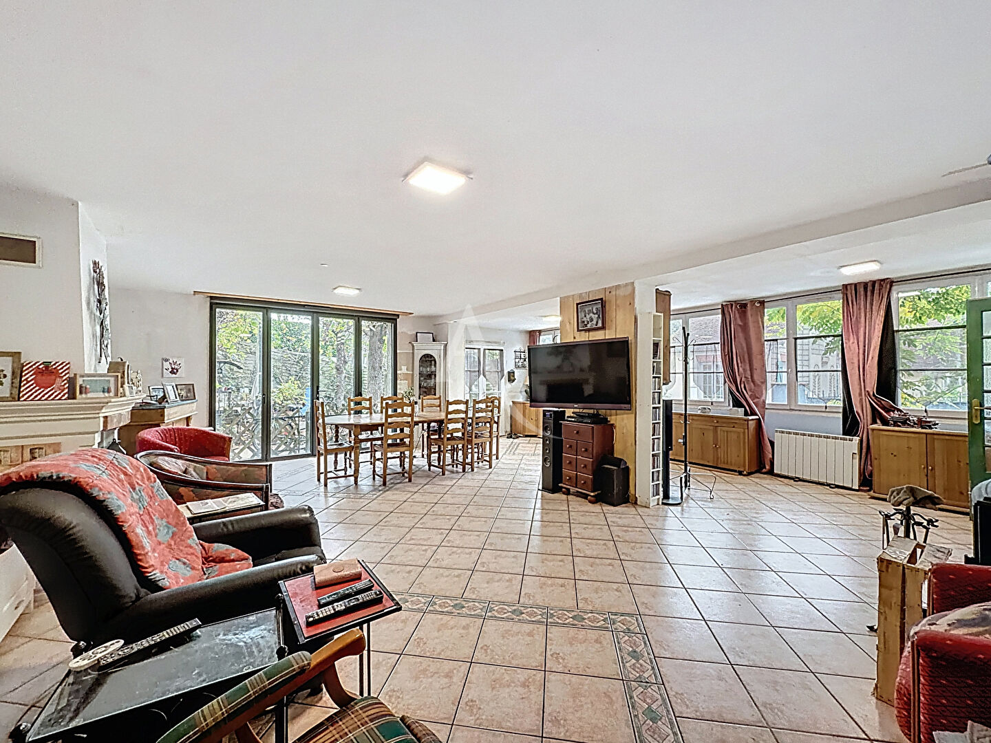 Photo Sur la commune de Tigeaux - Maison de 270 m2 à rénover - 7 chambres - possibilité 2 salles de bains - jardin de 1500 m2 - garage - terrain indépendant de 500 m2 et grange image 3/6