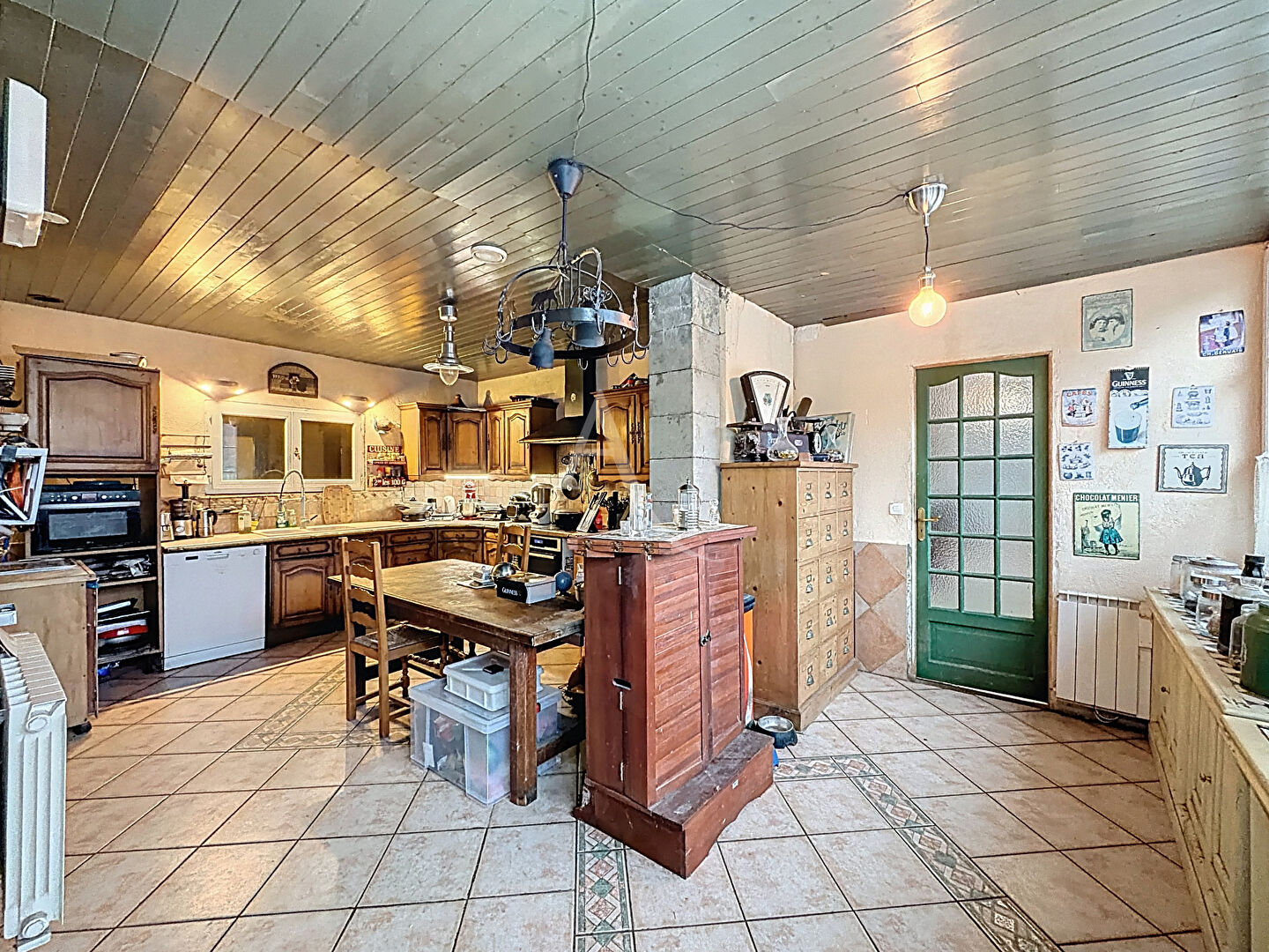 Photo Sur la commune de Tigeaux - Maison de 270 m2 à rénover - 7 chambres - possibilité 2 salles de bains - jardin de 1500 m2 - garage - terrain indépendant de 500 m2 et grange image 4/6