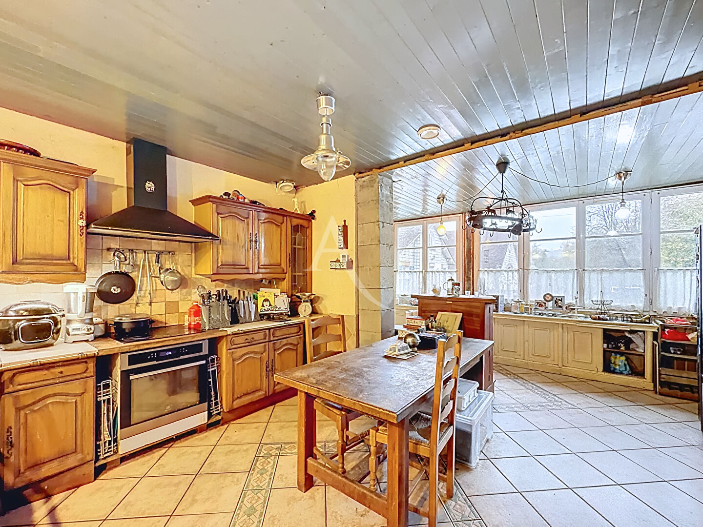 Photo Sur la commune de Tigeaux - Maison de 270 m2 à rénover - 7 chambres - possibilité 2 salles de bains - jardin de 1500 m2 - garage - terrain indépendant de 500 m2 et grange image 5/6