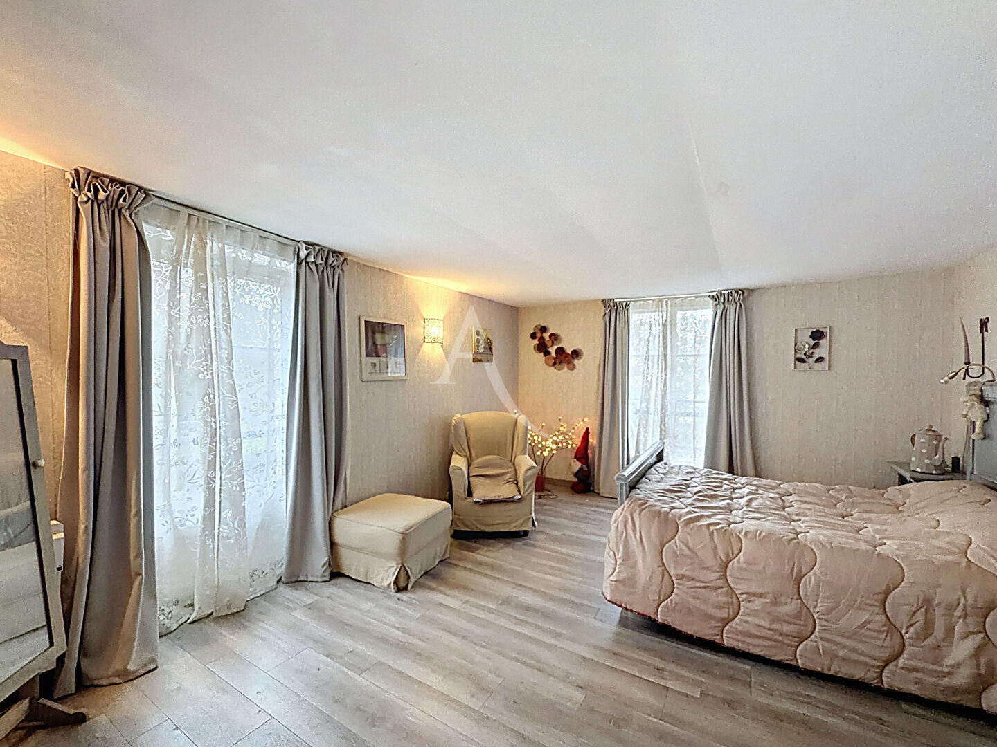 Photo Sur la commune de Tigeaux - Maison de 270 m2 à rénover - 7 chambres - possibilité 2 salles de bains - jardin de 1500 m2 - garage - terrain indépendant de 500 m2 et grange image 6/6