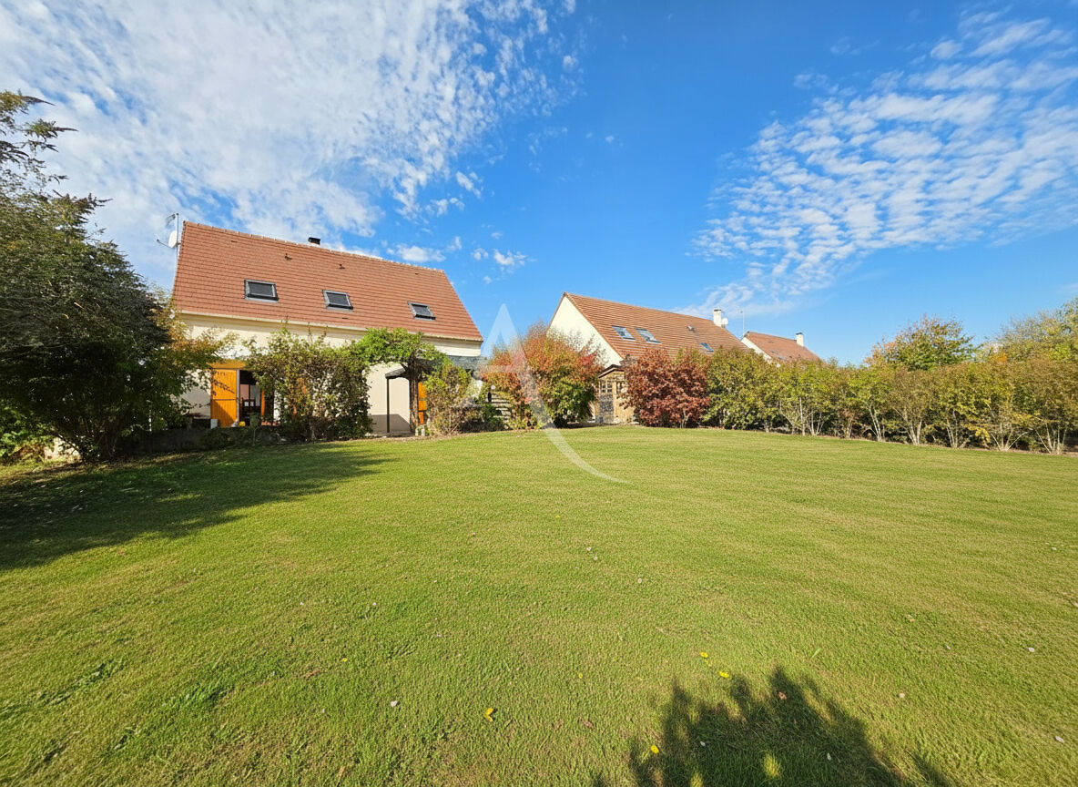 Maison familiale 5 chambres avec jardin et sous-sol à Armentières-en-Brie