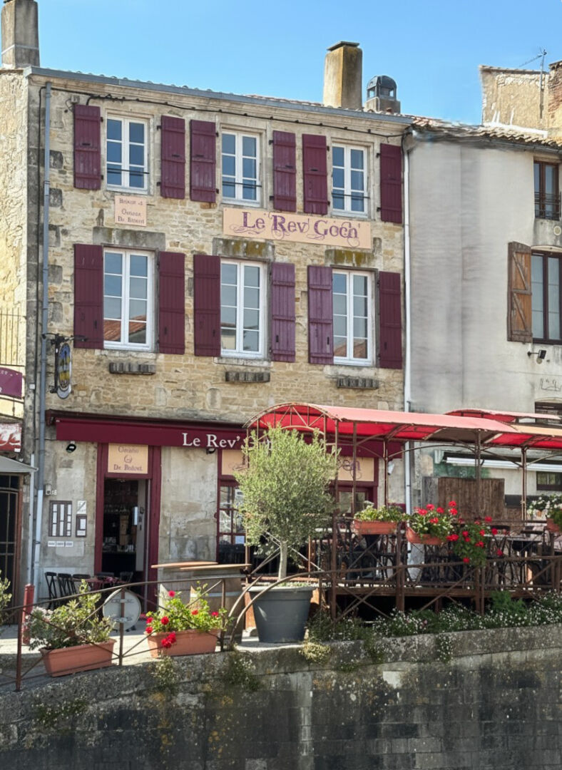 Agence immobilière de 
 L'Adresse  LAU DU MARAIS - L'ADRESSE MARANS 

