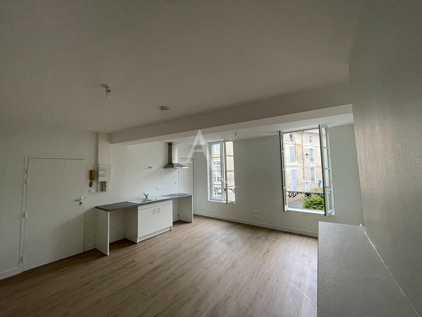 Agence immobilière de L'Adresse  LAU DU MARAIS - L'ADRESSE LAU DES NAIADES