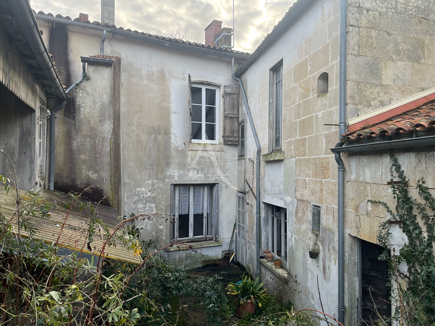 Agence immobilière de L'Adresse  LAU DU MARAIS - L'ADRESSE LAU DES NAIADES